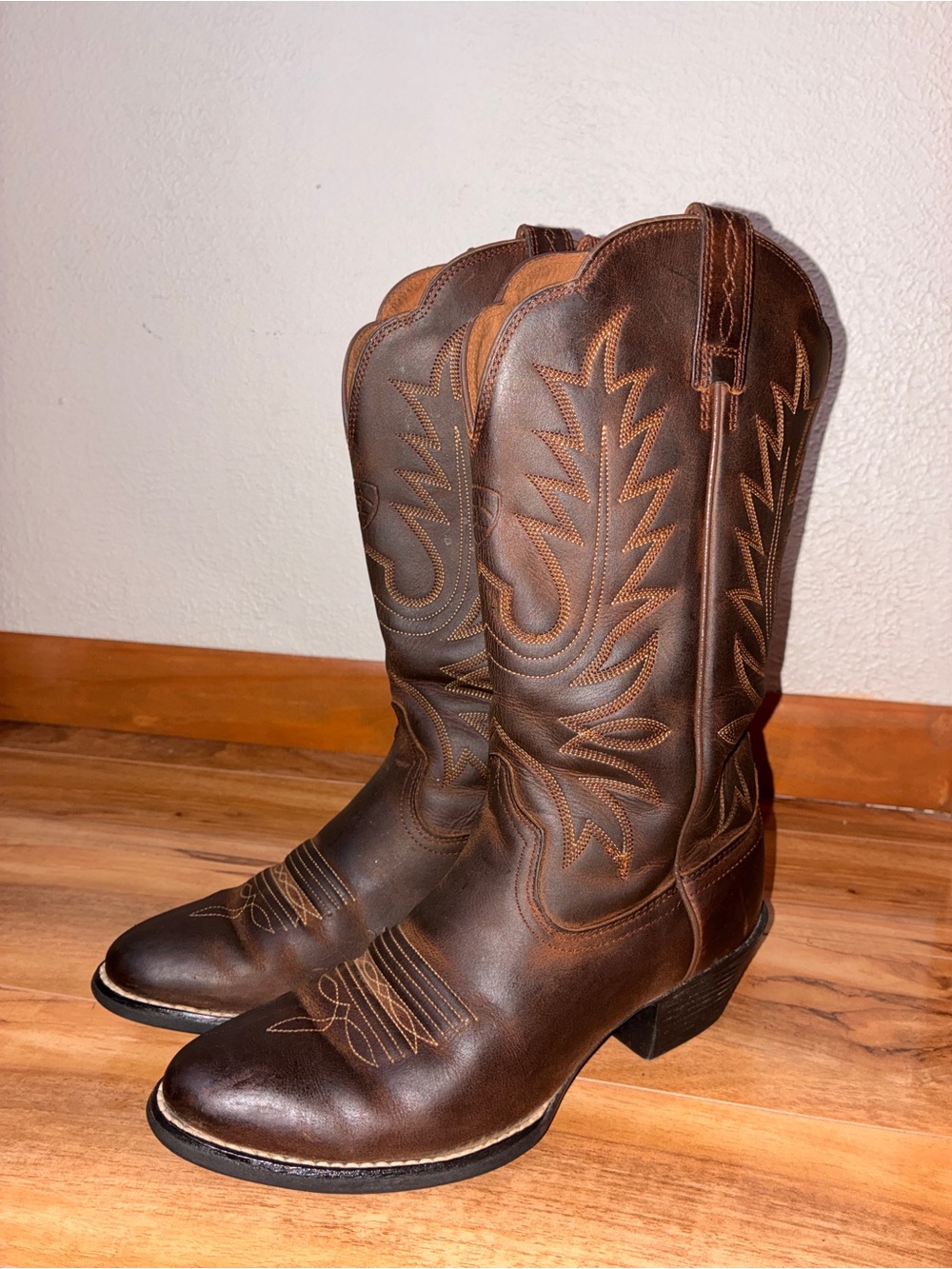 Ariat Women’s Heritage Round Toe Western Cowboy/Cowgirl Boots- size 5.5 B